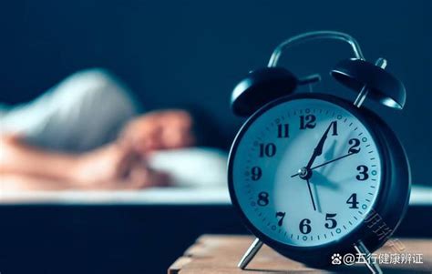 半夜总醒怎么回事？在中医看来，失眠有五大类型_资讯频道_东方养生