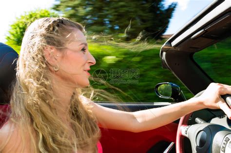 美丽的年轻姑娘坐在新车经销商的汽车里时正在得高清图片下载-正版图片507366829-摄图网