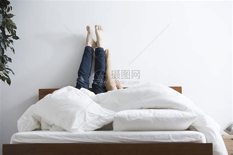 躺在床上的情侣把脚抬到墙上高清图片下载-正版图片502059982-摄图网