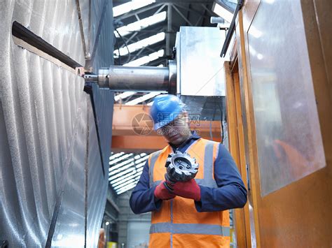 技术员过程在工厂里做钢铁的人商业高清图片下载-正版图片307912335-摄图网