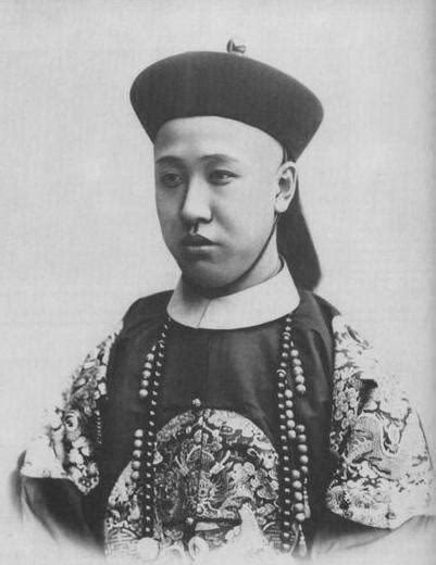 末代皇帝溥仪与妹妹的合照：这才是正宗的清朝格格，第五位很惊艳