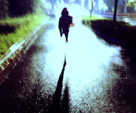 一个人雨中漫步的图片,雨中思念一个人的图片,一个人撑伞背影图片_大山谷图库