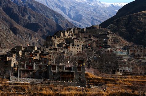 这里被称为“千碉之国” 特色藏式民居错落在大山中 _深圳新闻网
