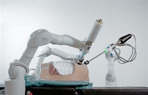 医疗服务机器人|人工智能与医疗机器人相结合，智慧医疗将实现新闻中心医疗养老服务机器人
