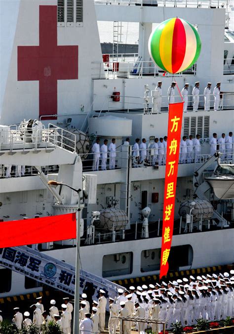 10月20日，靠泊在上海吴淞军港的“和平方舟”号医院船准备启航_新浪图集_新浪网