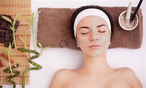 温泉面膜水疗沙龙的女人面具面部高清图片下载-正版图片502965309-摄图网