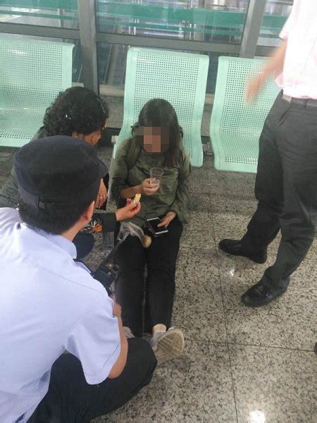 女乘客突发低血糖晕倒站台 警民联手救助_上海滩_新民网
