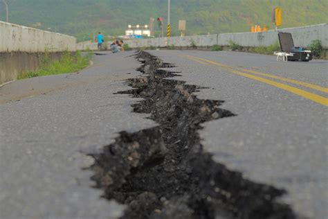 雅安芦山发生6.1级地震 震区高速公路桥梁隧道正常通行|资讯频道_51网