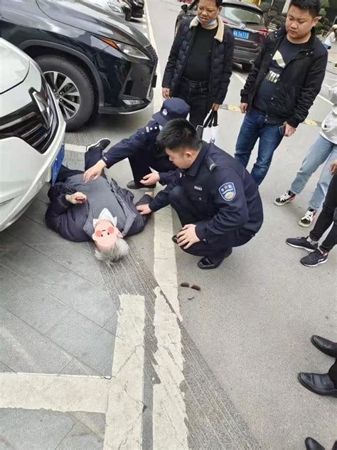 长沙街头身着棉衣的八旬老人突然晕倒 警民合力救助凤凰网湖南_凤凰网