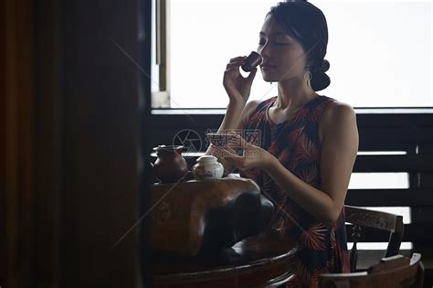 女人在茶馆品茶高清图片下载-正版图片502057401-摄图网