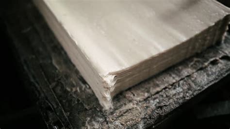 实拍现代造纸过程，木头是如何变成纸的？看完真佩服人类的智慧！