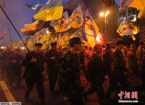 乌克兰反抗军成立72周年 支持者游行庆祝_频道_凤凰网