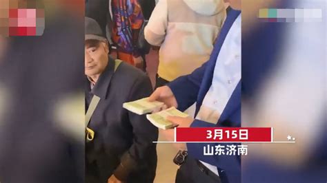 男子给朋友随礼，从5个口袋霸气掏出10捆现金！一桌人全都懵了 | 北晚新视觉