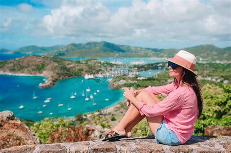 幸福的女人享受安提瓜风景如画的英国海港的景色加勒比海热带岛高清图片下载-正版图片506240859-摄图网