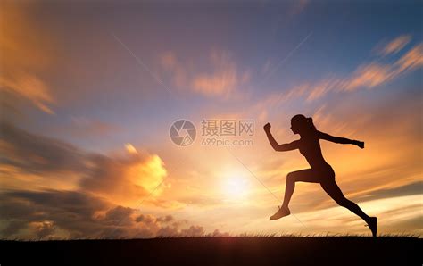 夕阳下跑步的女孩图片素材-正版创意图片500786097-摄图网