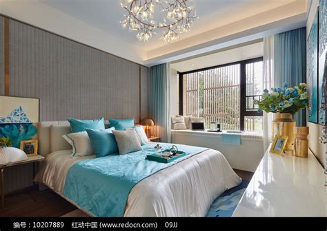 卧室的设计更是突出温馨感，浅暖色为主搭配低纯度的浅蓝色，强调安静_装修美图-新浪家居