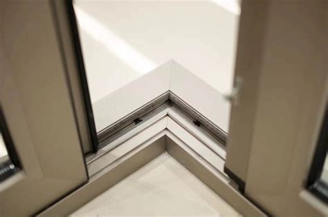 一种注胶式断桥铝合金门窗用90度转角型材的制作方法