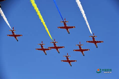 航展视觉：战机控看过来 红鹰飞行表演队凌越长空 - 中国军网