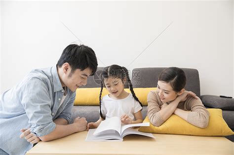 一家人在新家客厅里一起看书阅读高清图片下载-正版图片500896710-摄图网