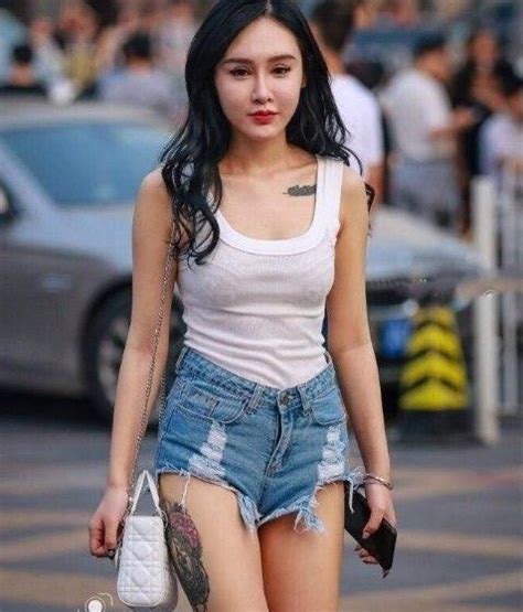 胸前纹身温柔女生头像