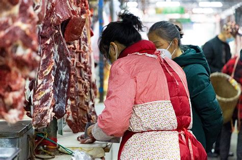 苏州储备肉投放首日，迎“抢购潮”！市民：1个月没买肉，解馋了……_荔枝网新闻