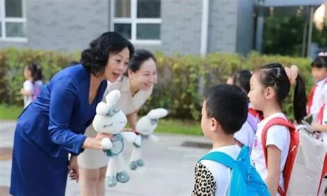 开学第一天：沈阳市南京一校长白一分校老师手持玩偶迎接新生