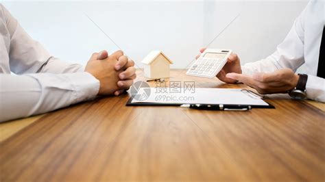 买方房地产经纪人销售与客户签订合同字进行估价交易的房地产代理公司出示合同签名高清图片下载-正版图片307914793-摄图网