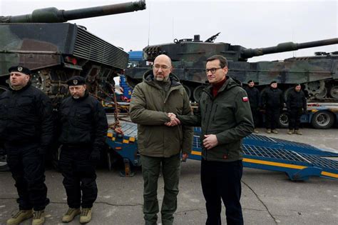 乌克兰境内的第一批豹2坦克，由波兰援助，等着看被击毁！__财经头条