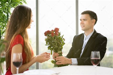 老婆生日送花可以送什么颜色的玫瑰花？这些颜色寓意好老婆也喜欢！-六朵花
