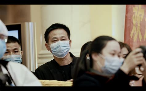 在金银潭医院ICU奋战65天后 援鄂护士凯旋 与父亲含泪相望_凤凰网视频_凤凰网
