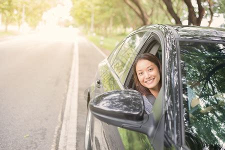 驾驶乐趣人们美丽的亚洲女在路上驾车旅行时微笑和愉快地开车高清图片下载-正版图片307912328-摄图网