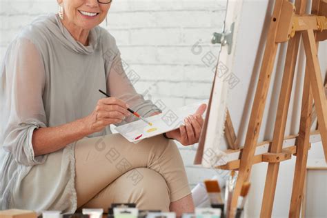 曾奶奶爱画画88岁的她画技不输国画大师，成画实在太美！_太和养老网