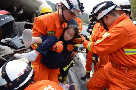 福建：高速9车连环相撞 小女孩父母当场身亡_海南频道_凤凰网