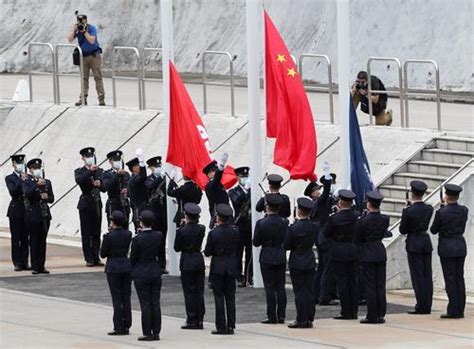 齐步走，正步走，177年来第一次！香港警察首次在正式场合迈出中式步伐