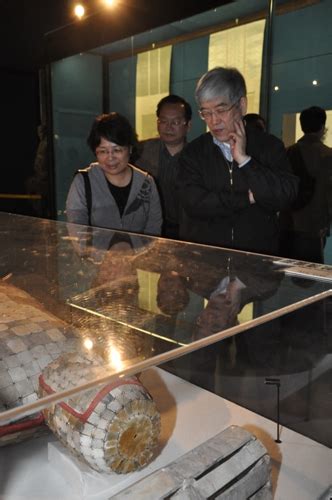 刘庆柱参观河南博物院并接受采访