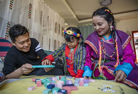 多国驻华大使及外籍人士在西藏小学听扎念琴、体验藏文书法 - 看点 - 华声在线