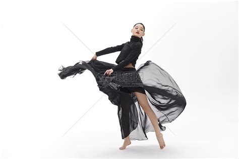 穿黑色纱裙的女性舞者翩翩起舞高清图片下载-正版图片502363951-摄图网