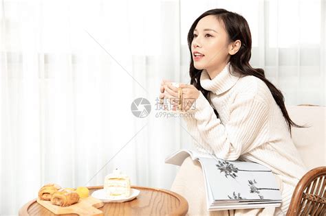 冬季青年女性居家喝下午茶高清图片下载-正版图片501535850-摄图网
