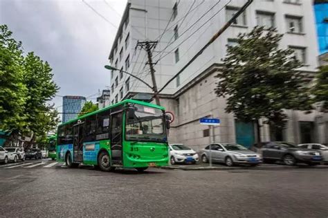 坐一趟武汉话报站滴公交车，从汉口老租界穿梭。_长江云 - 湖北网络广播电视台官方网站