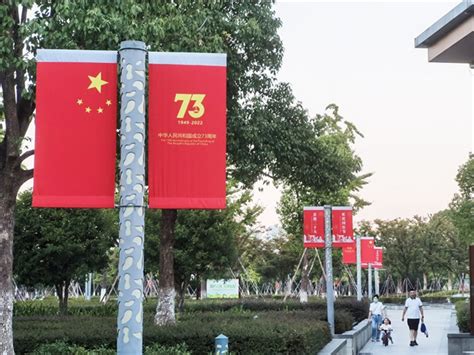 氛围感拉满！国庆节将至 全国各地街头五星红旗迎风招展-图片-中国天气网