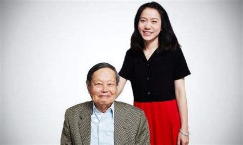 96岁杨振宁与翁帆同游清华，翁帆一个小举动体现两人感情甜蜜_凤凰网