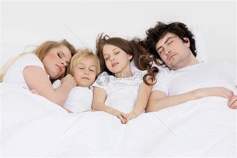 家人睡两个孩子同张床上睡觉的家庭高清图片下载-正版图片300182372-摄图网