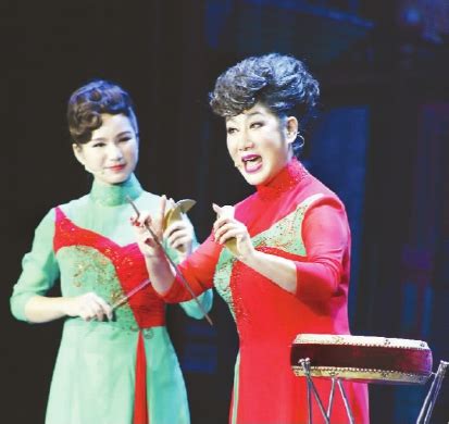 王淑玲（右一）和其女弟子陈贺演唱《王二姐思夫》