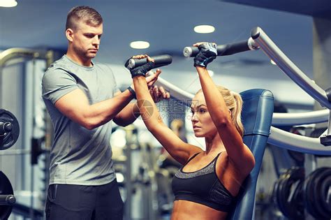 运动,健身,队合作人的轻的妇女私人教练健身机上伸展肌肉高清图片下载-正版图片300588084-摄图网