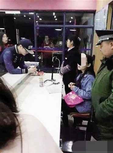女大学生深夜宿舍开直播 杭州警方捣毁多个涉黄APP_新浪图片