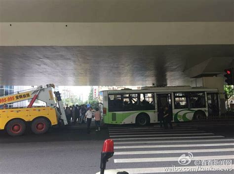 上海一辆44路公交车撞上高架立柱 已有2人死亡[6]- 中国日报网