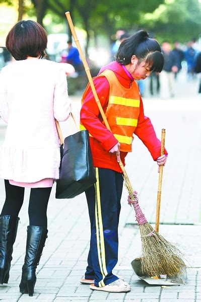 14岁女孩替母扫大街感动全国 同学老师称不意外-搜狐新闻
