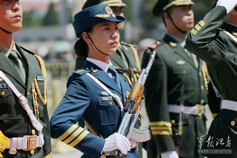 中国军网记者探访阅兵训练场 实拍女兵方队的一天|女兵方队_新浪军事_新浪网