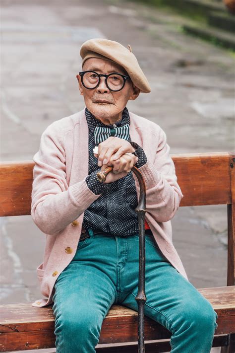 这位90岁老奶奶才是不败岁月，穿衣时髦不扮嫩，值得中老年人学|老奶奶|中老年人|时髦_新浪新闻