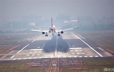 成都航空ARJ21机型完全水上迫降演示成功_运行